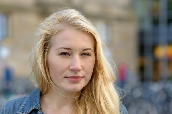 Retrato de joven rubia hermosa mujer — Foto de Stock