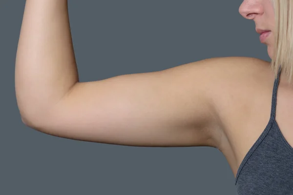 Athletic Young Woman Showing her Arm Muscle — Stock Photo, Image