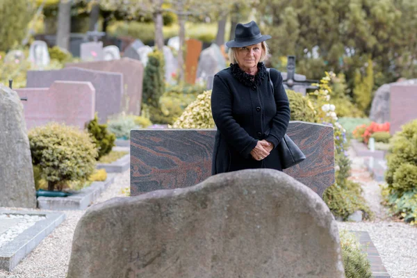 Starší dáma ve smutku v hrobu — Stock fotografie
