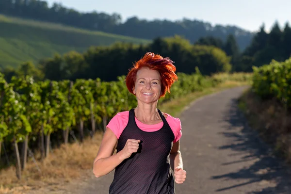 Bastante vivaz pelirroja mujer fuera corriendo — Foto de Stock