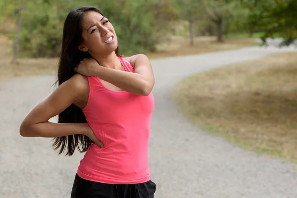 Joven mujer fuera corriendo sufre una lesión muscular — Foto de Stock