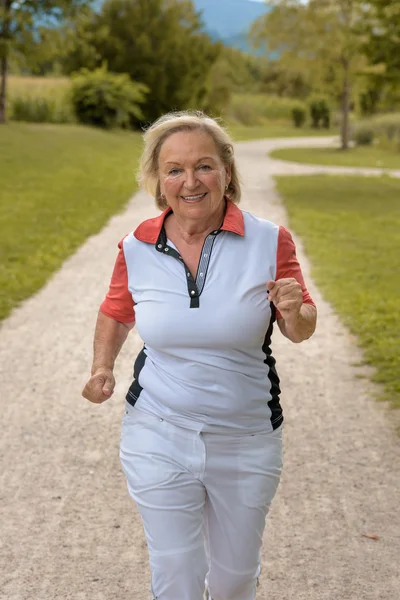 Femme âgée active en bonne santé faisant du jogging — Photo