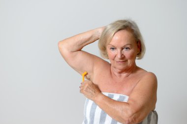 Orta Yaşlı Sarışın Kadın Koltuk AltıTıraş