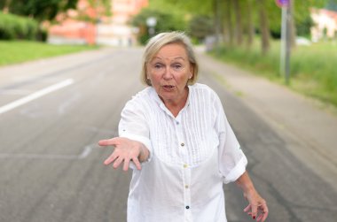 Sokakta Yürüyen Tüm Beyaz Yetişkin Kadın