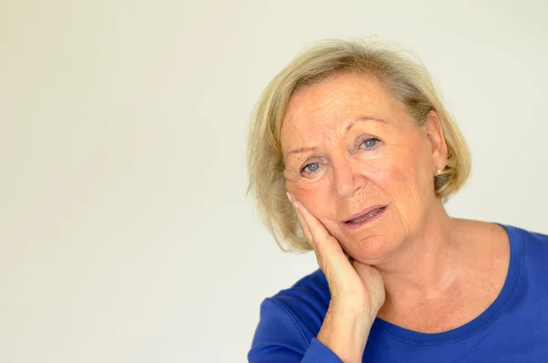 Worried elderly lady looking at the camera — Stock Photo, Image