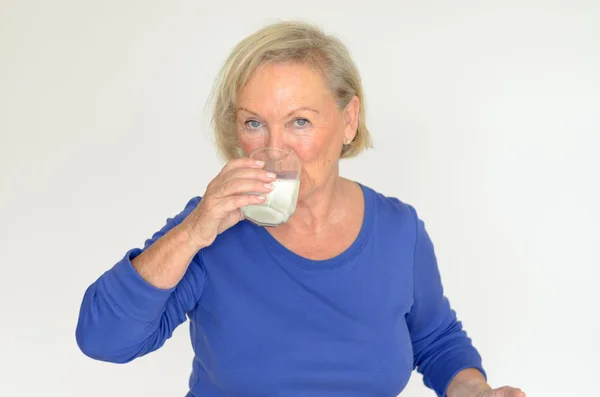 Zdrowy senior Pani świeże mleko do picia — Zdjęcie stockowe