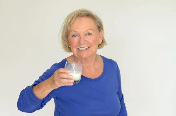 Zdrowy senior Pani świeże mleko do picia — Zdjęcie stockowe
