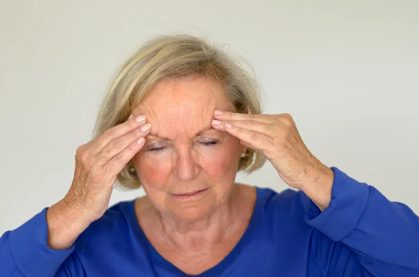 Старшая леди страдает головной болью — стоковое фото