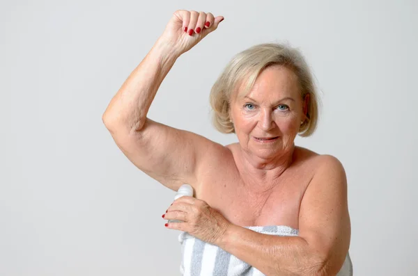 Дезодорант для женщин среднего возраста на подмышке — стоковое фото