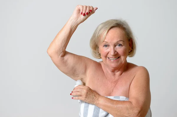 Дезодорант для женщин среднего возраста на подмышке — стоковое фото