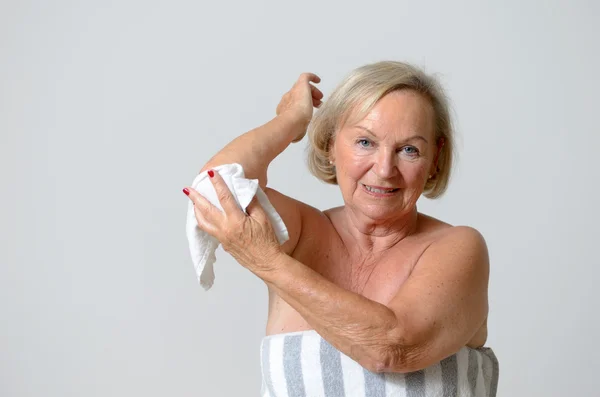 Happy Middle Age Woman Drying her Arm with Towel — Stock Photo, Image