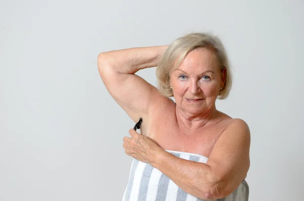 Middle Aged Blond Woman Shaving her Armpit — Stock Photo, Image