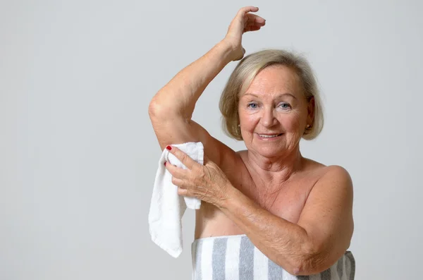 Middle Aged Blond Woman Shaving her Armpit — Stock Photo, Image