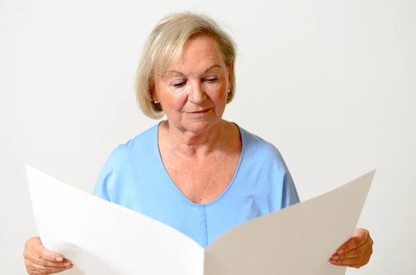 Elderly lady holding a blank paper — Stock Photo, Image