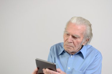 Yaşlı adam modern bir tablet Pc tutan