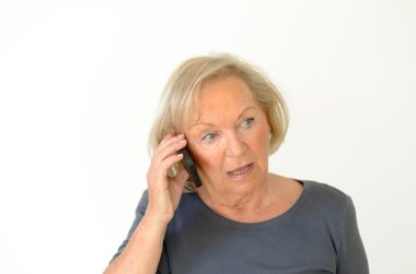 Sarışın kadın kıdemli cep telefonunuzda sohbet