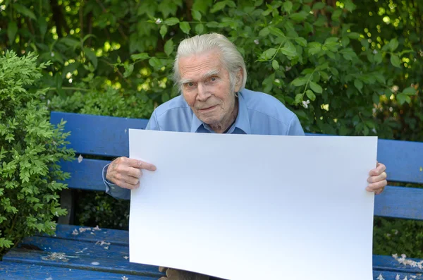 老人显示一个空白的白板 — 图库照片
