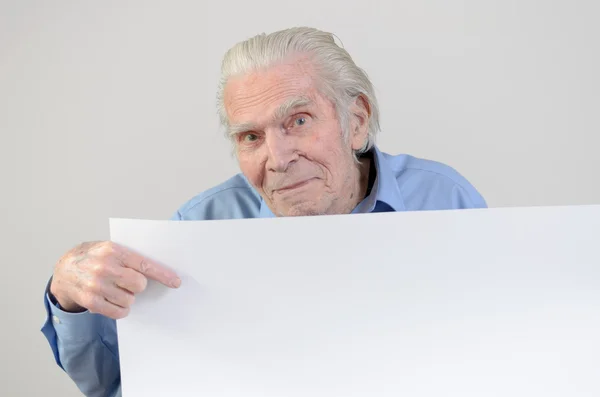 Elderly man showing a blank whiteboard — Stock Photo, Image