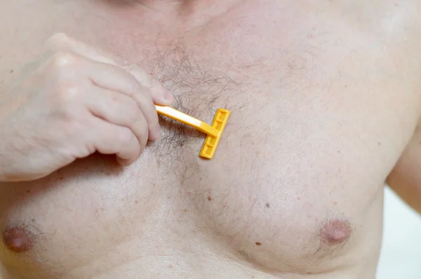 Mann rasiert sich die Brusthaare — Stockfoto