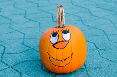 Balkabağına yüzünde eğlenceli elle çizilmiş