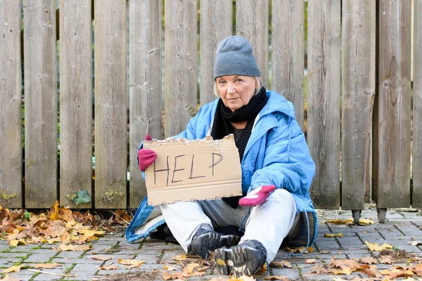 Anziani senzatetto che implorano per strada — Foto Stock