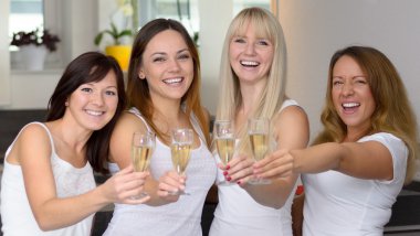 Dört mutlu çekici kız kutluyor