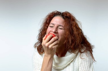 Genç kadın sağlıklı kırmızı elma ısırma