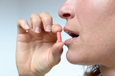 Genç kadın bir kapsülü alarak