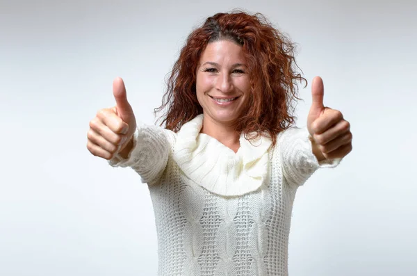 Entusiasta donna motivata dando un pollice in su — Foto Stock