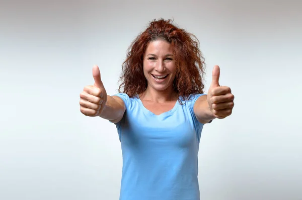 Entusiasta donna motivata dando un pollice in su — Foto Stock