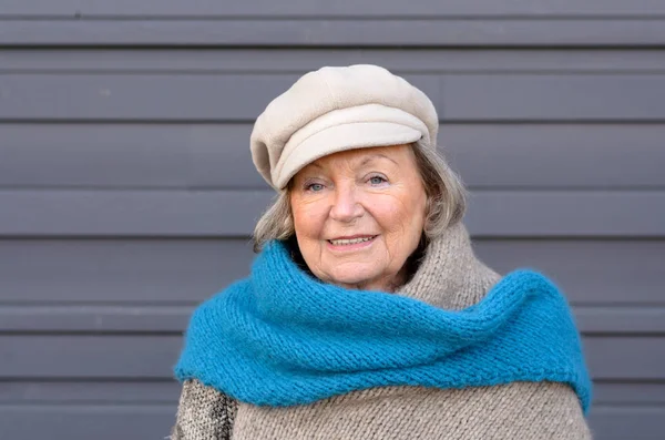 Elegante donna anziana in sciarpa invernale e berretto — Foto Stock
