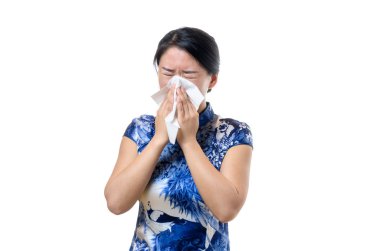 Hasta genç Çinli kadın onun burun üfleme