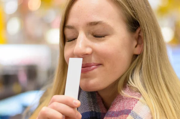 Joven mujer rubia saboreando un aroma — Foto de Stock