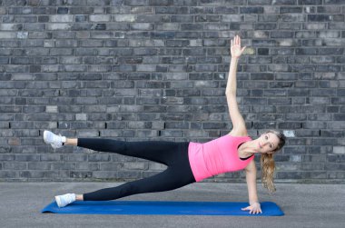 Güzel kadının tahta karın egzersizleri yapması