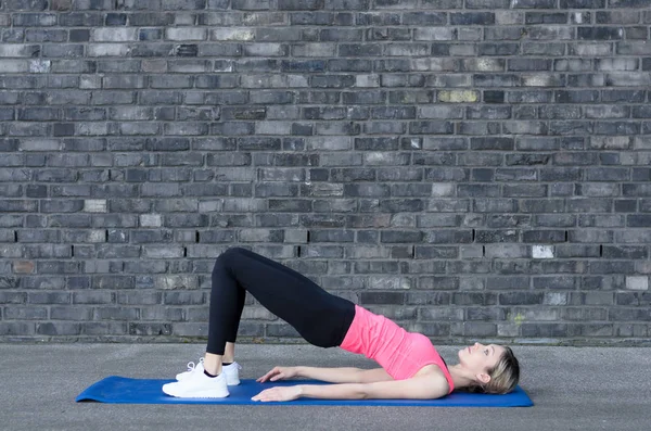 Woman doing abdominal exercises — Stock Photo, Image