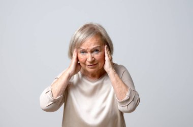 kadın onun tapınaklar dokunmadan