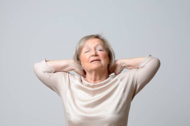 Boynunu dokunmadan kadın kıdemli