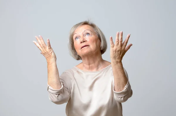 Senior woman with her hands up to the sky — Stock Photo, Image