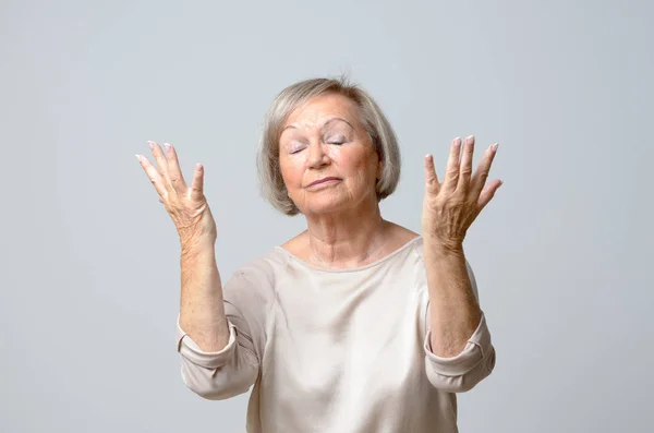 Senior woman with her hands up to the sky — Stock Photo, Image