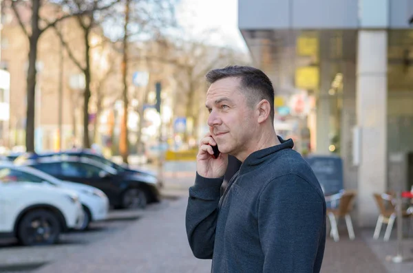 Hombre de mediana edad utilizando móvil en la ciudad — Foto de Stock