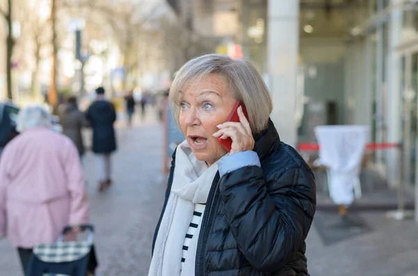 Mujer sorprendida hablando por teléfono —  Fotos de Stock