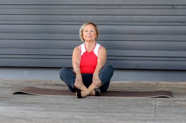 Üst düzey kadın spor mat egzersizleri yapıyor