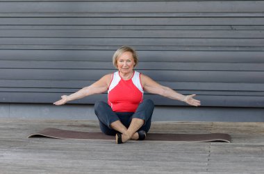 Üst düzey kadın spor mat egzersizleri yapıyor