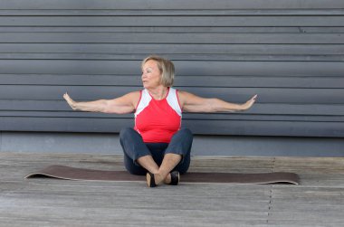 Üst düzey kadın spor mat egzersizleri yapıyor