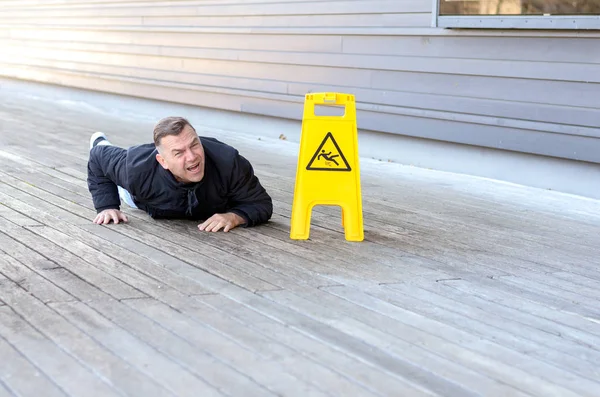 Mann mittleren Alters stürzte auf rutschigem Boden — Stockfoto
