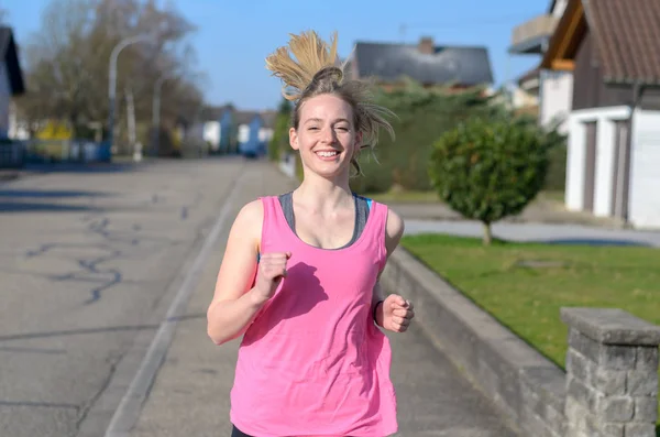 Fit feliz joven mujer corriendo en la ciudad — Foto de Stock