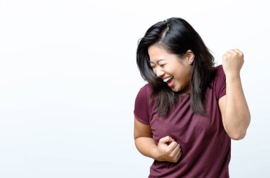 Coşkulu genç Çinli kadın tezahürat