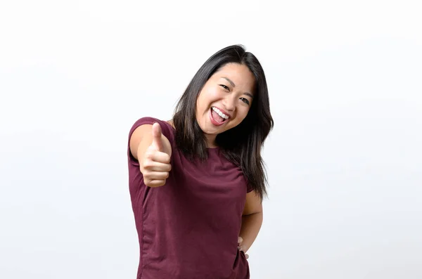 Entusiasta donna motivata dando un pollice in su — Foto Stock