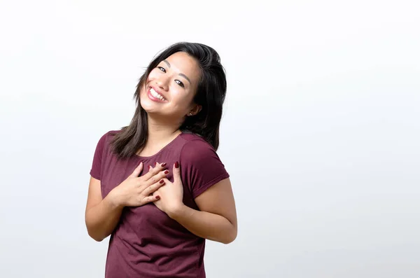 Молодая женщина выражает свою сердечную благодарность — стоковое фото