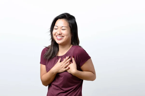 Молода жінка показує свою щиру вдячність — стокове фото